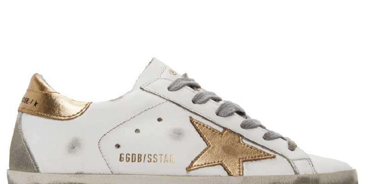 Golden Goose Sneakers Outlet in white
